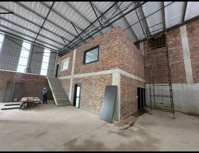 555M² WAREHOUSE TO LET IN LANSERIA